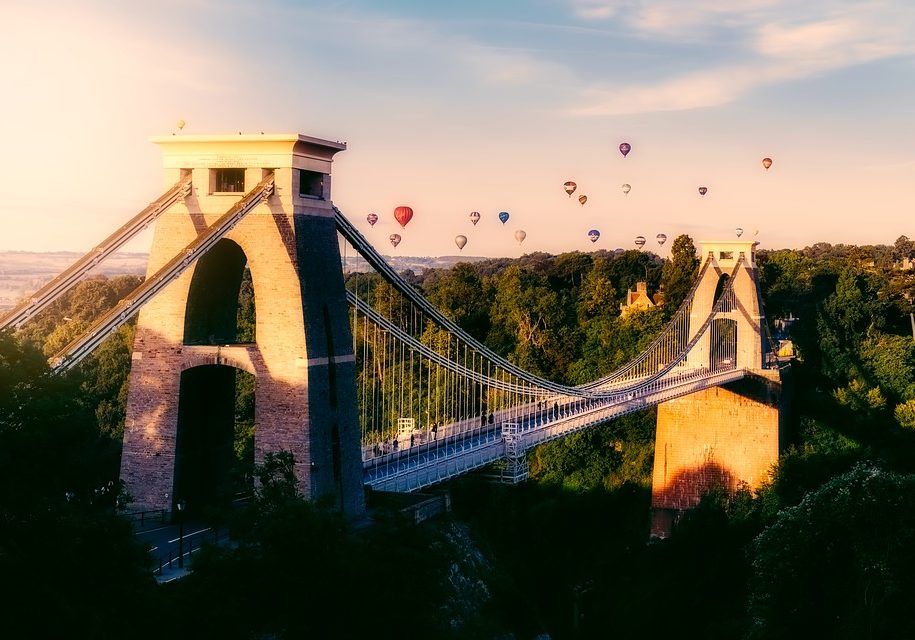 bristol-suspension bridge with balloons Bristol suspension bridge with hot air balloons banner image